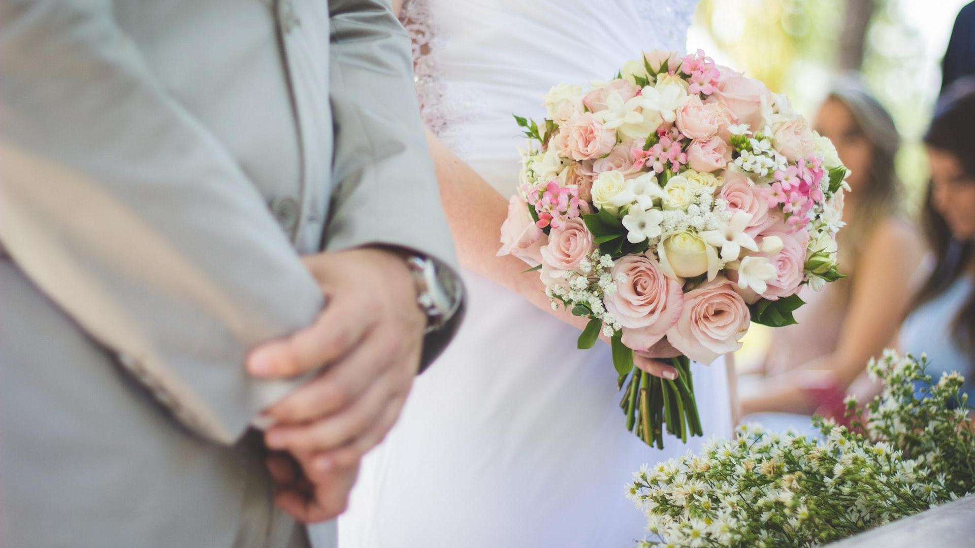 wedding couple standing on the istle